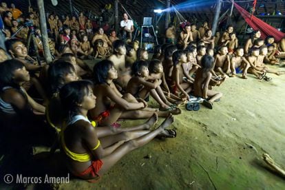 Povo Yanomami da comunidade Watoriki, assiste o documentário 'A última floresta'.