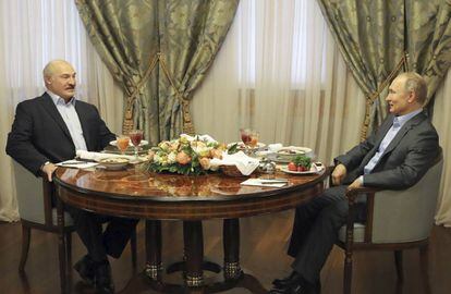 Vladimir Putin (direita) e Aleksandr Lukashenko, em Sochi, durante a negociação de seu acordo comercial, em 7 de fevereiro.