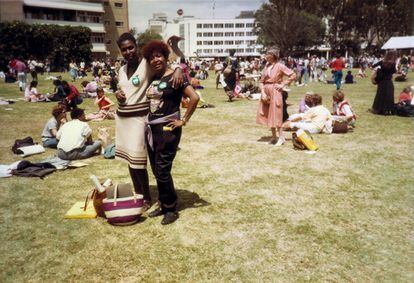 Benedita da Silva, então vereadora do Rio, e Lelia Gonzalez em viagem a Nairobi (Quênia), em 1985.