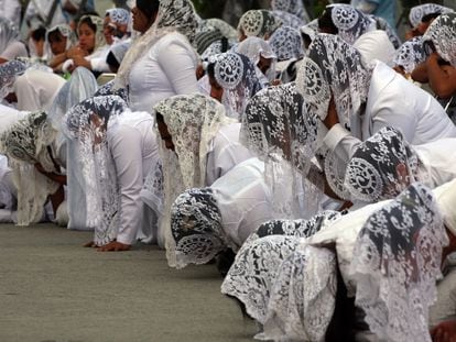 Mulheres da congregação participam da celebração da santa ceia.
