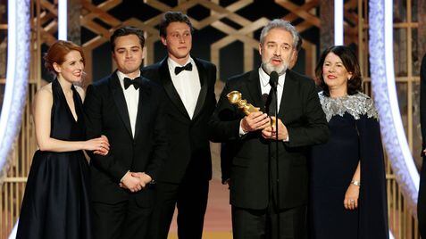 O diretor Sam Mendes recebe o prêmio por melhor filme na categoria drama com '1917'