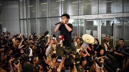 O ativista Joshua Wong fala com a imprensa após ser libertado, nesta segunda-feira, em Hong Kong.