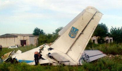 Restos do avião ucraniano derrubado na fronteira com a Rússia.