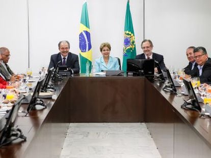 Dilma na assinatura do programa de emprego.