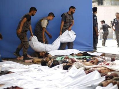 Corpos das vítimas dos bombardeios do regime sírio em Duma.