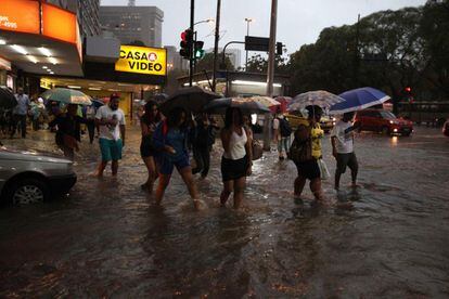 A chuva alagou, entre outros, o bairro de Botafogo, no Rio.