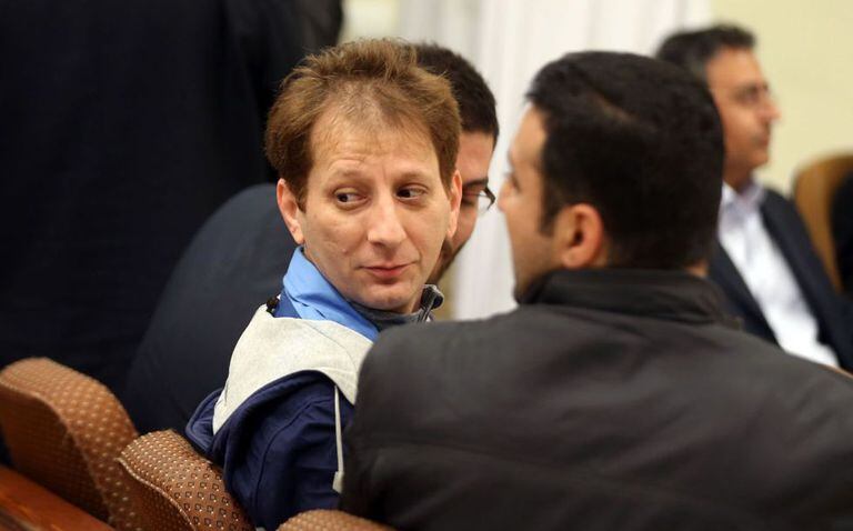 O multimilionário iraniano condenado à morte por fraude e delitos econômicos Babak Zanjani em um tribunal de Teerã, em foto sem data.