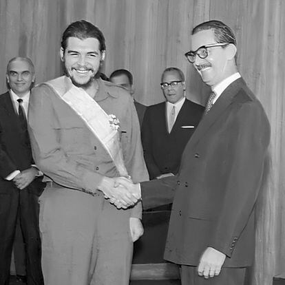 Jânio condecora o comunista Che Guevara: apoio dos sindicatos, crítica das Forças Armadas.