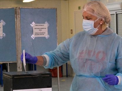 Uma trabalhadora de saúde vota nas eleições em Portugal, este domingo.