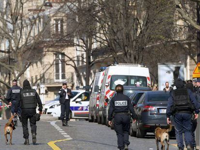 Policiais franceses cercam a região dos escritórios do FMI, em Paris.