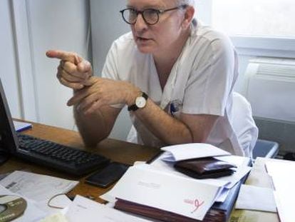 O médico belga François Damas, em uma consulta.