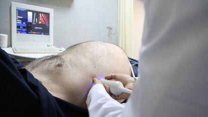 Especialista examina paciente no hospital Vall d’Hebron, em Barcelona.