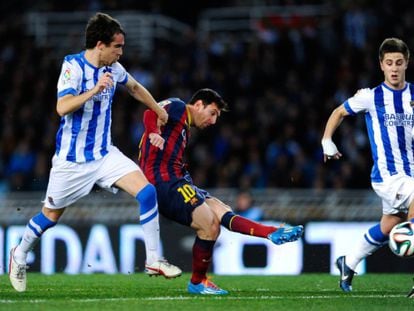 Messi marca entre Mikel González e Gaztañaga.