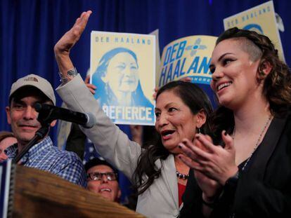 A candidata democrata Deb Haaland comemora a vitória em Albuquerque (Novo México)