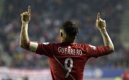 Paolo Guerrero comemora um gol nas quartas de final contra a Bolívia.