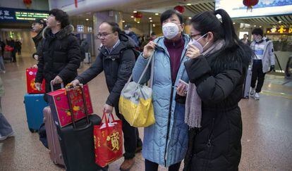 Um grupo de viajantes usa máscaras na Estação Ferroviária Oeste de Pequim nesta terça-feira.