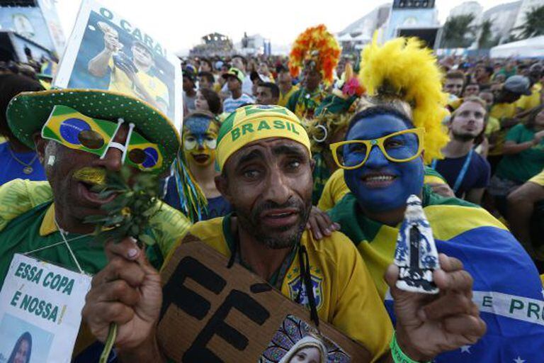 Brasileiros acompanham o jogo contra a Colômbia.