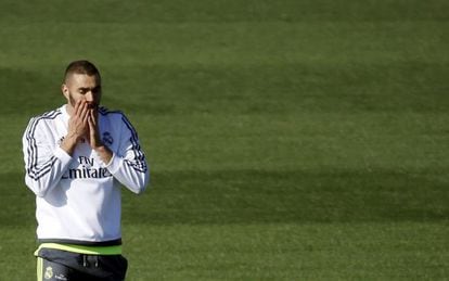 Benzema treina com o Real Madrid.
