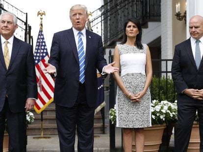 Donald Trump, entre Rex Tillerson e Nikki Haley, com o general H.R. McMaster à direita.