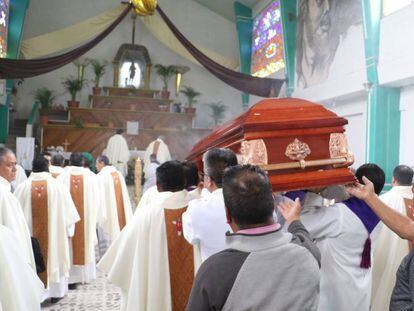 Funeral do padre Luis López na sua paróquia no Estado do México