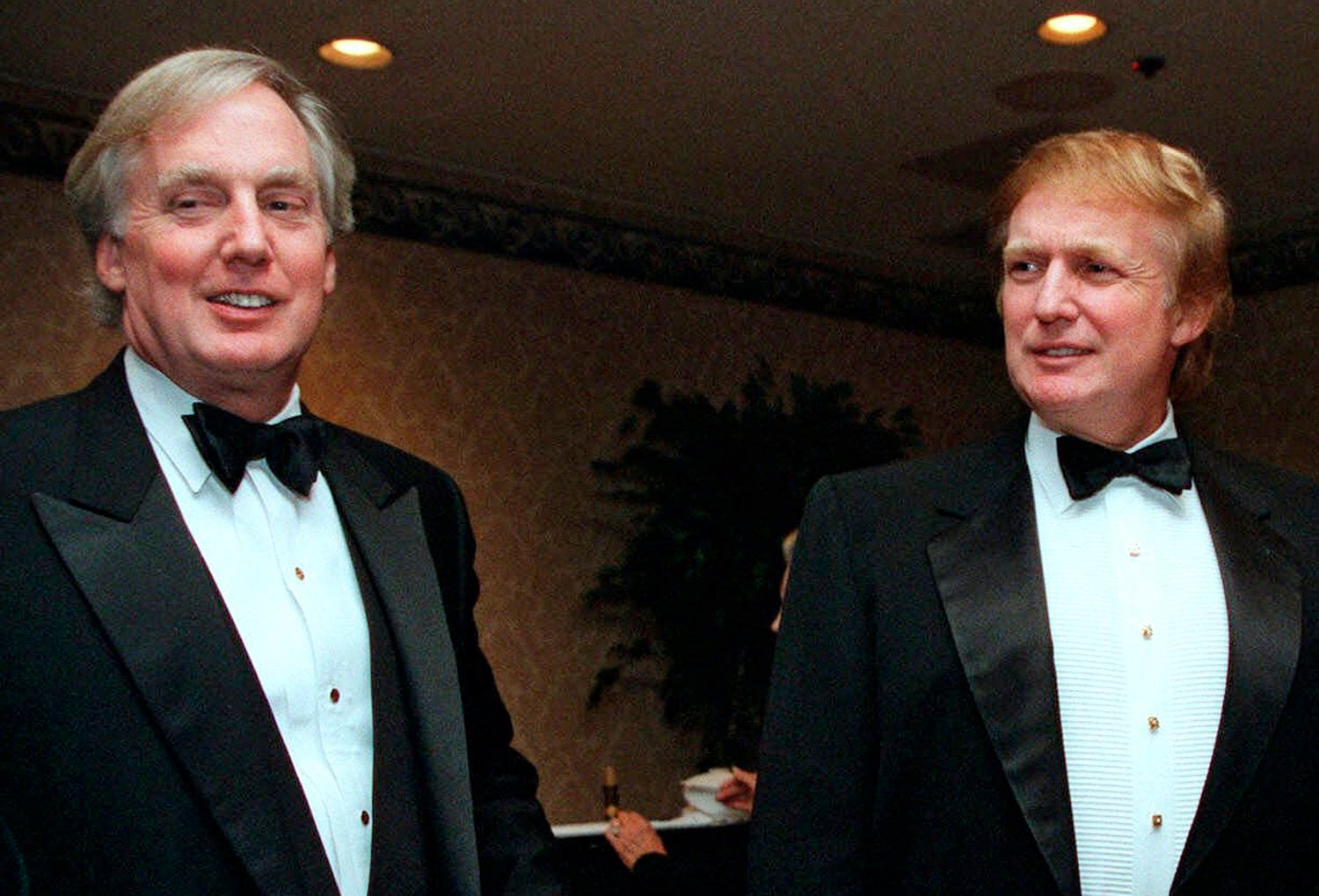 Robert Trump, à esquerda, com seu irmão em um evento de gala em 1993.