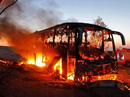 Un autobús arde tras ser alcanzado por fuego palestino.