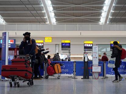 Passageiros de máscara no aeroporto de Heathrow, na região de Londres, nesta segunda.