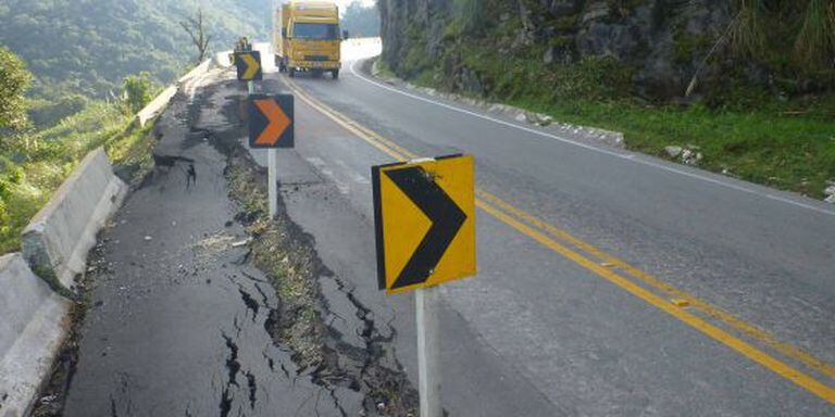 Trecho da rodovia BR-476, no Paraná.