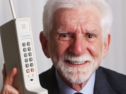 Martin Cooper, com o primeiro telefone celular.