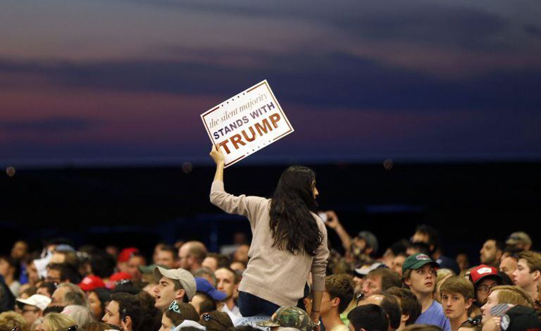 “A maioria silenciosa está com Trump”, diz este cartaz, em um comício em Nova Orleans (Louisiana).