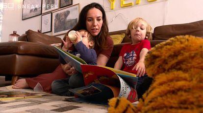Stella Morris com os dois filhos que teve com Assange, em uma imagem do programa de televisão '60 minutes Australia'. 