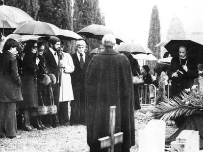 A família de Chaplin durante funeral privado