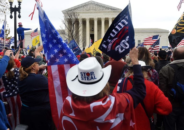 Manifestantes de Trump em frente à Suprema Corte em Washington no sábado.