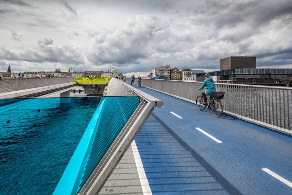 A ponte para ciclistas e pedestres de Inderhavnsbroen, que une Nyhavn com Christianshavn, em Copenhague