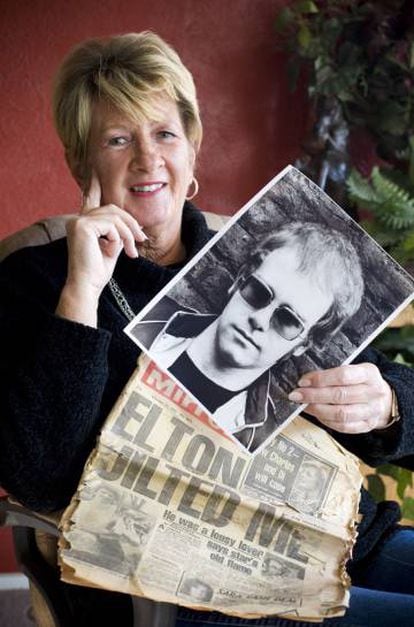 Linda Hannon, ex-namorada de Elton John, com uma foto do cantor quando ainda se chamava Reginald Dwight, e um jornal antigo com sua história.