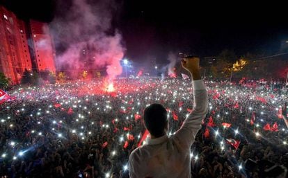 Ekrem Imamoglu fala a seus seguidores após o anúncio da sua vitória nas eleições repetidas.
