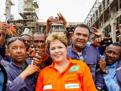 Dilma durante visita às obras da refinaria Abreu e Lima.