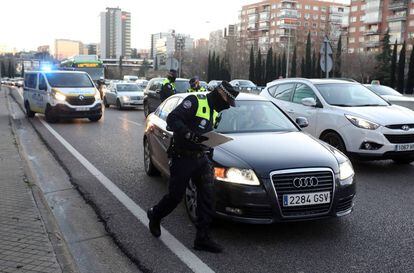 Controle policial em Madri (Espanha) durante estado de alerta por causa da poluição, em 28 de dezembro.