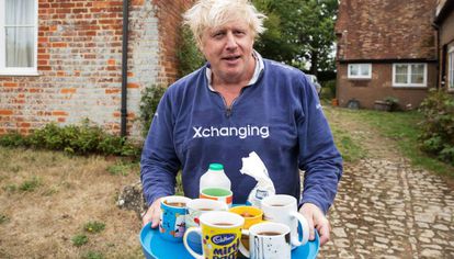 Boris Johnson oferece chá a jornalistas no jardim de sua casa.