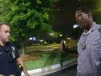 Rayshard Brooks (a la derecha) conversa con el oficial Garrett Rolfe en el aparcamiento del restaurante, el 12 de junio.