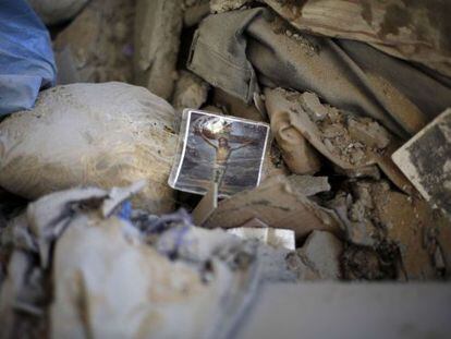 Uma imagem religiosa entre os escombros, em Gaza.