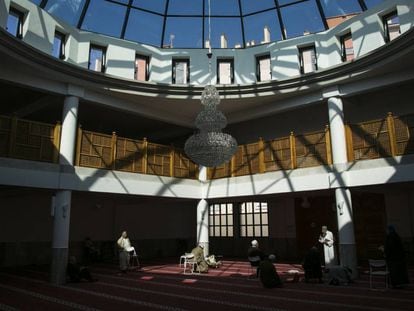 Interior da mesquita de La Gabelle, na cidade de Fréjus, durante a hora da oração da tarde.