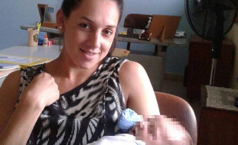 A tenente paraguaia Carmen Quinteros Giménez em maio de 2016, com seu bebê recém-nascido no colo