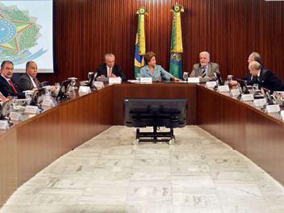 Rousseff, ao centro, durante a reuni&atilde;o ministerial.