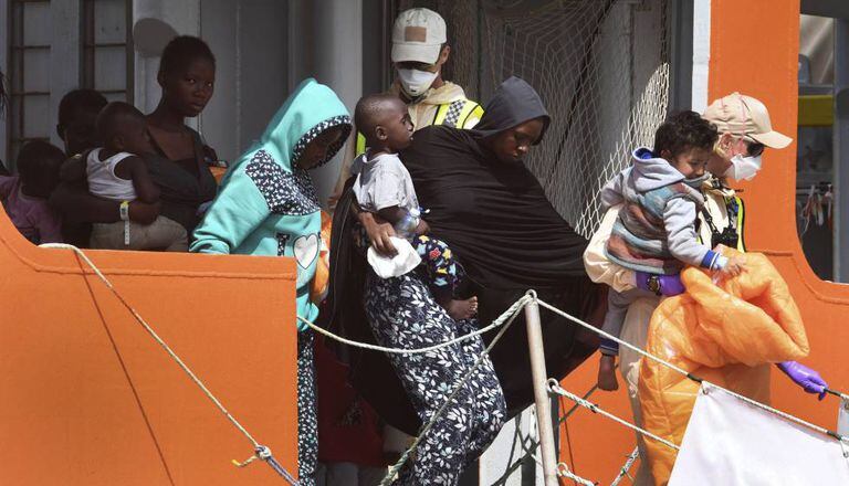 Um grupo de imigrantes desembarca em Salerno na terça-feira, dia 10.