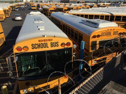 Garagem com ônibus escolares parados em LA após suspeita de terrorismo.
