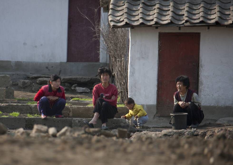 Cidadãos norte-coreanos na periferia de Pyongyang, em 2010