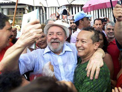 Lula abraça eleitores em Recife durante giro pelo Nordeste em dezembro de 2017