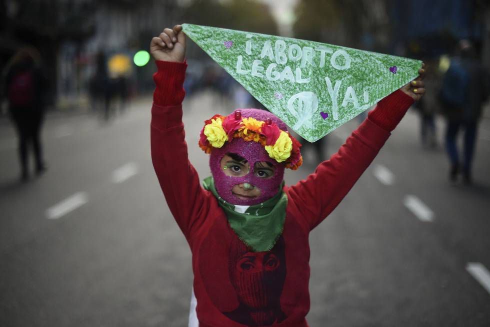 Uma menina pede a legalização do aborto na passeata Nem Uma a Menos.