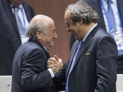 Michel Platini cumprimenta Sepp Blatter depois de sua reeleição.